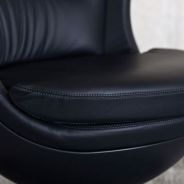 BADMINTON Detailansicht Leder schwarz.jpg